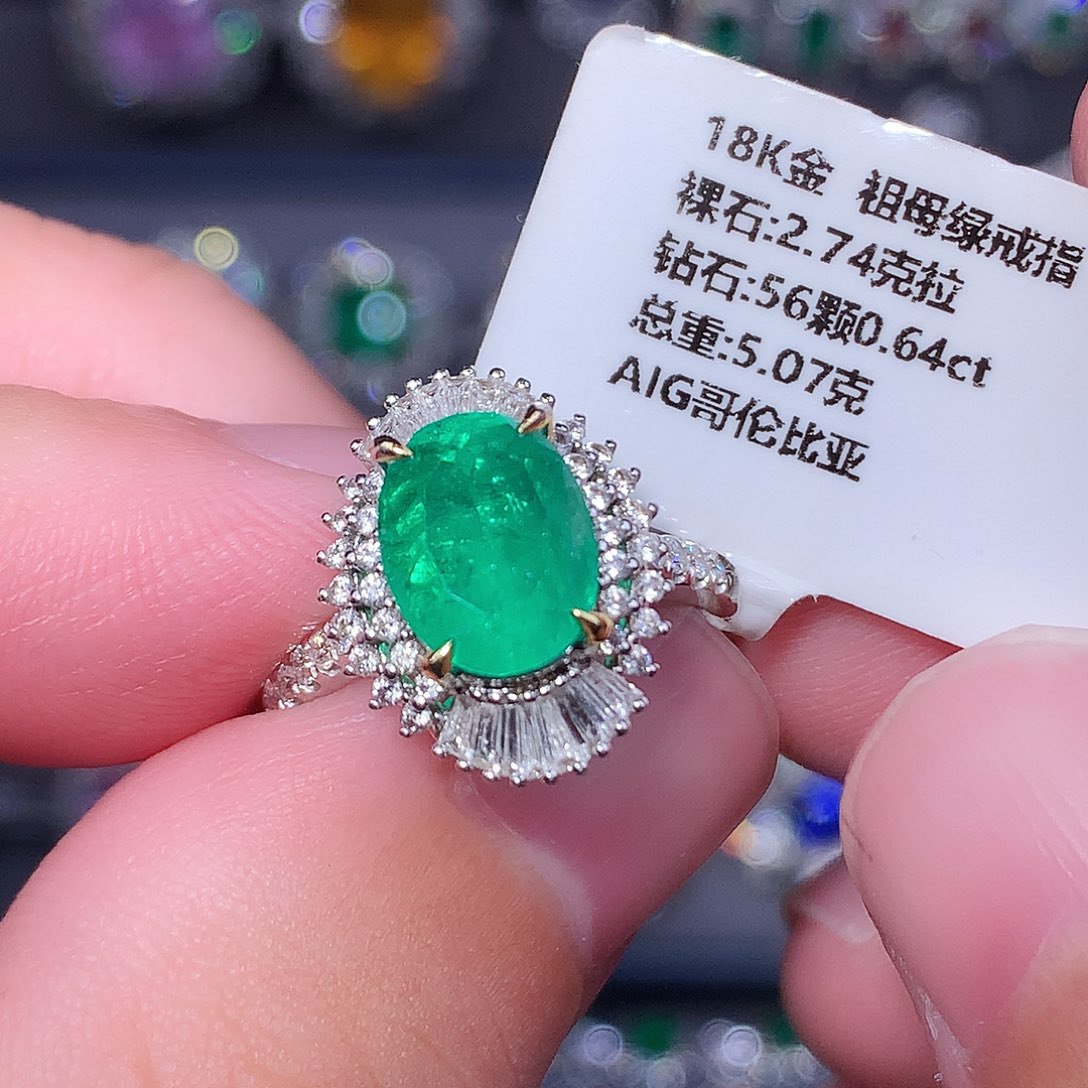 18K金镶嵌祖母绿戒指