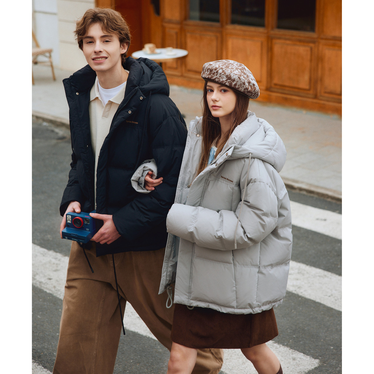 D1505   唐狮90绒冬季情侣羽绒服连帽短款前胸绣花保暖宽松休闲