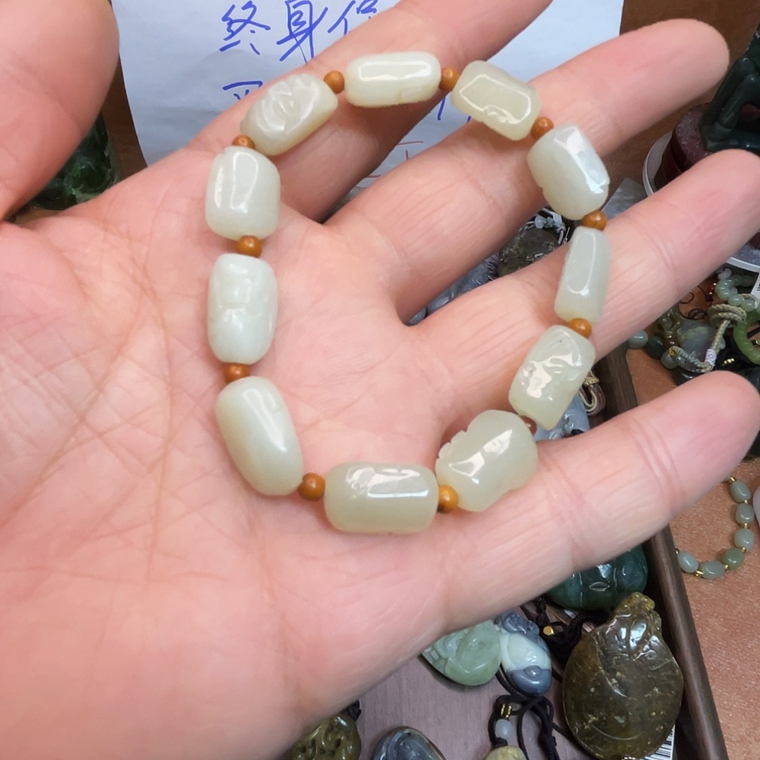 立***室和田玉（糖玉）未镶嵌颈饰