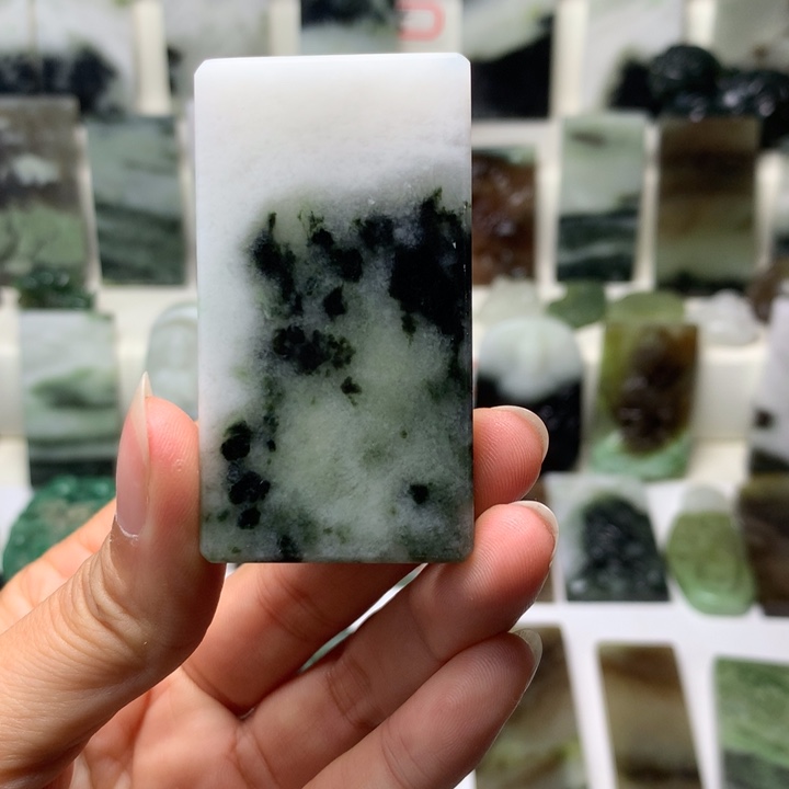 独山玉未镶嵌颈饰