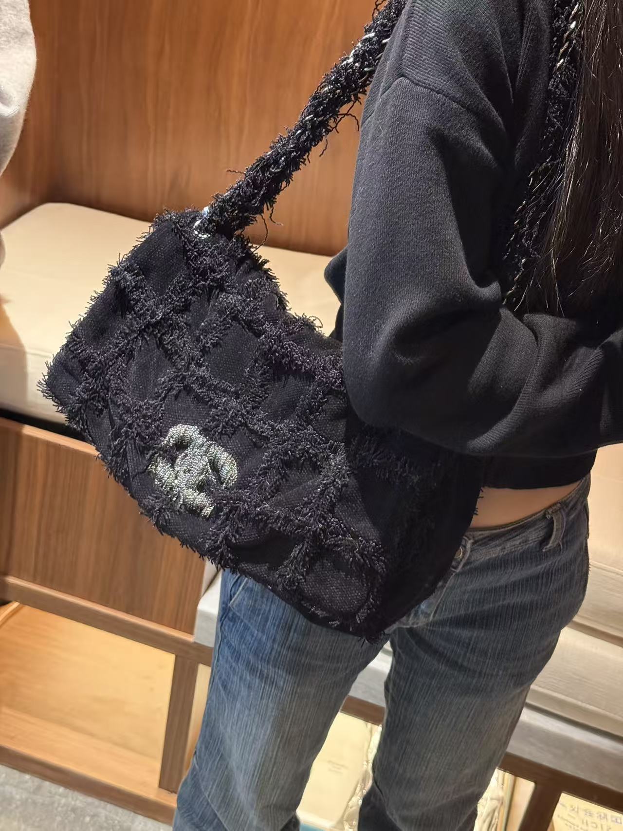 99新 Chanel/香奈儿 展会外场！黑银流苏翻盖包 