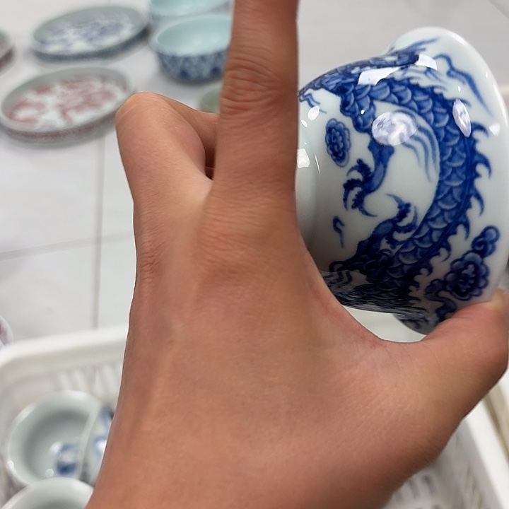 瓷片青花铠甲龙大压手杯景德镇