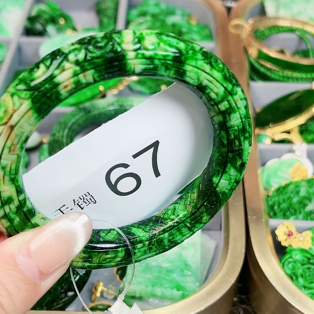 翡翠颈饰未镶嵌手镯