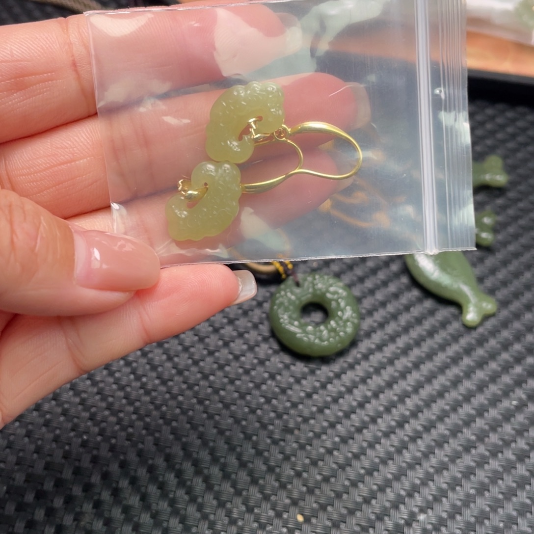 和田玉未镶嵌颈饰鸡油黄如意耳坠