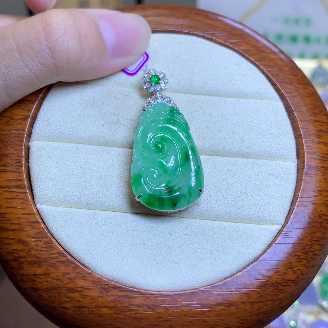 翡翠18K金镶嵌颈饰翡翠