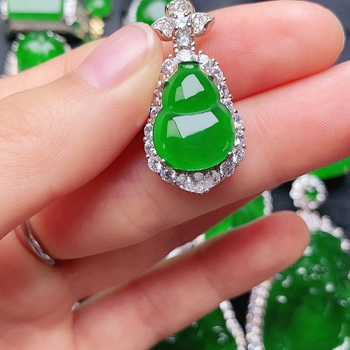 翡翠颈饰未镶嵌葫芦