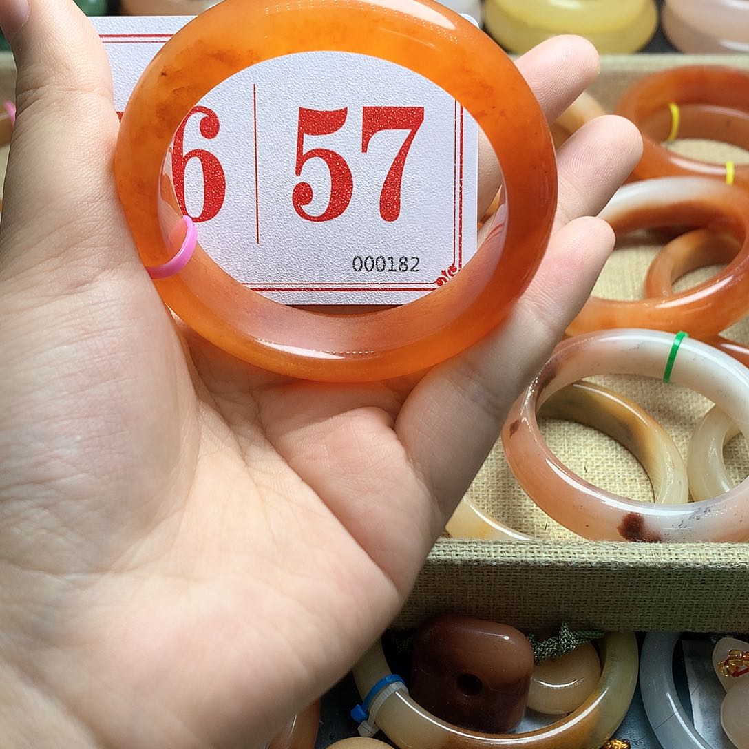 未镶嵌石英质玉（黄龙玉）手镯