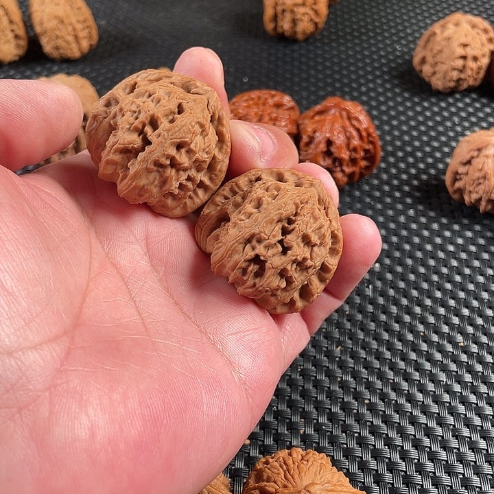 山***里文玩核桃把件三角白40全品