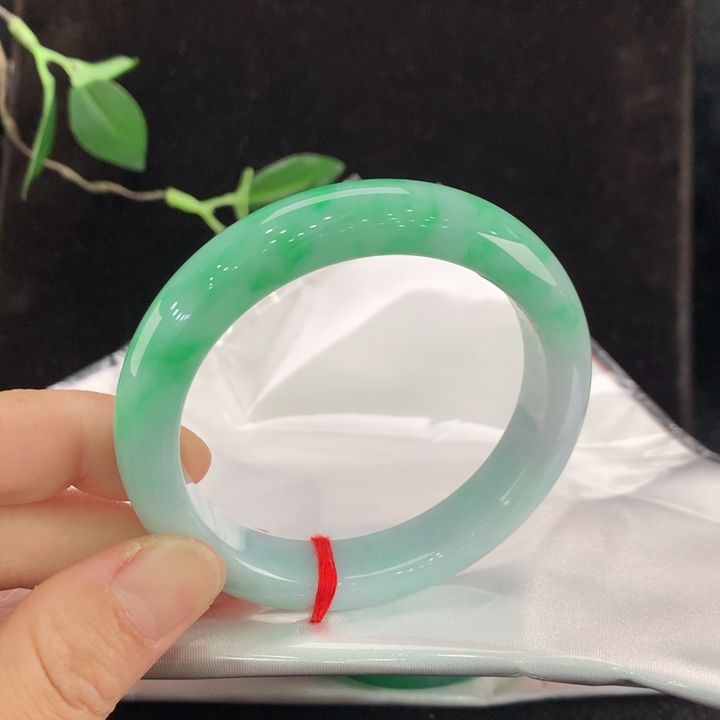 翡翠手镯未镶嵌111/0245