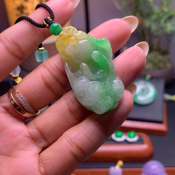 翡翠未镶嵌吊坠(赠链)