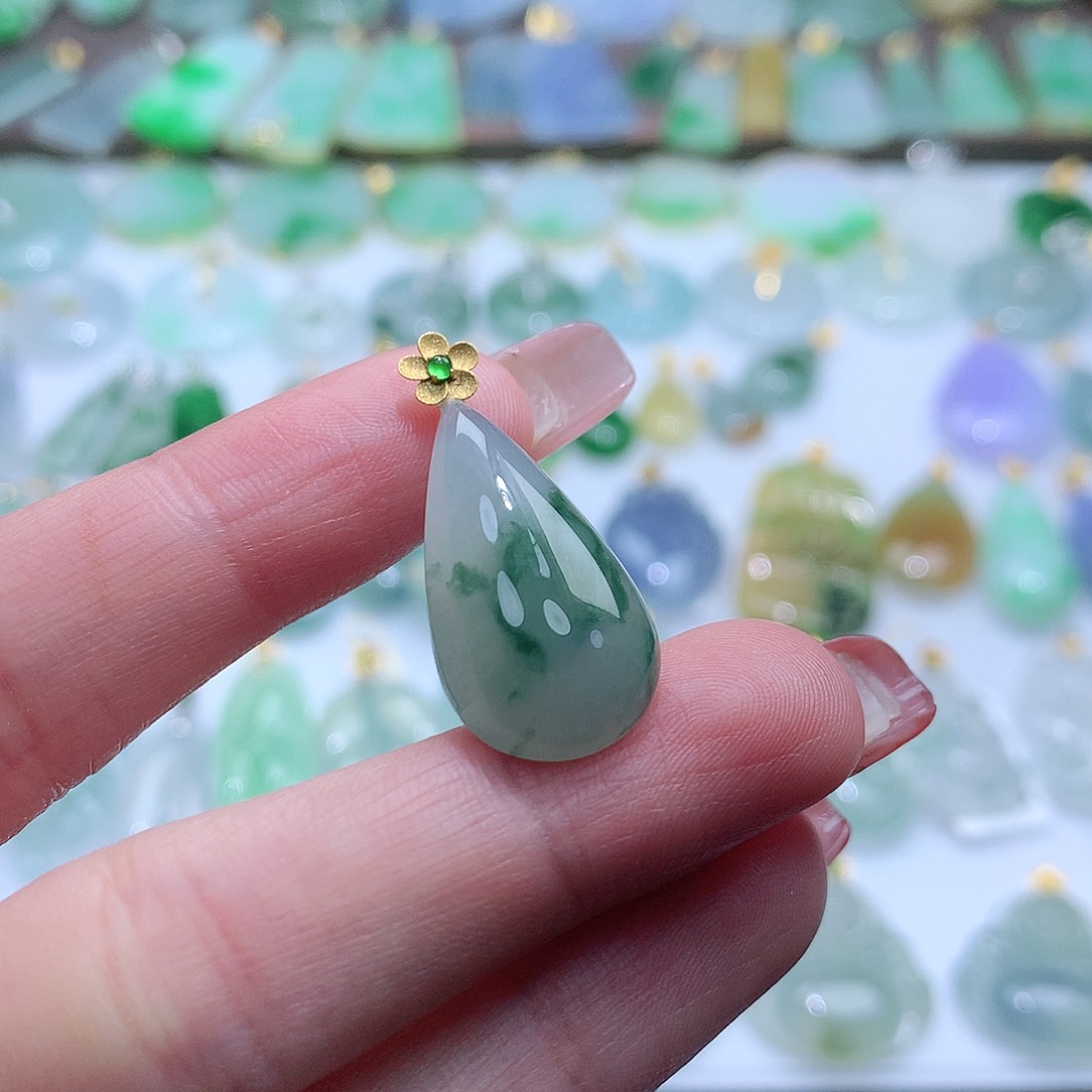 翡翠颈饰未镶嵌三***?翡翠