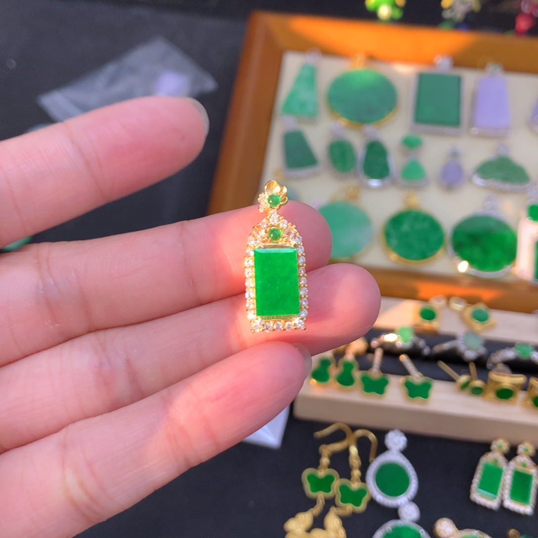 翡翠未镶嵌吊坠(不含链)自然光