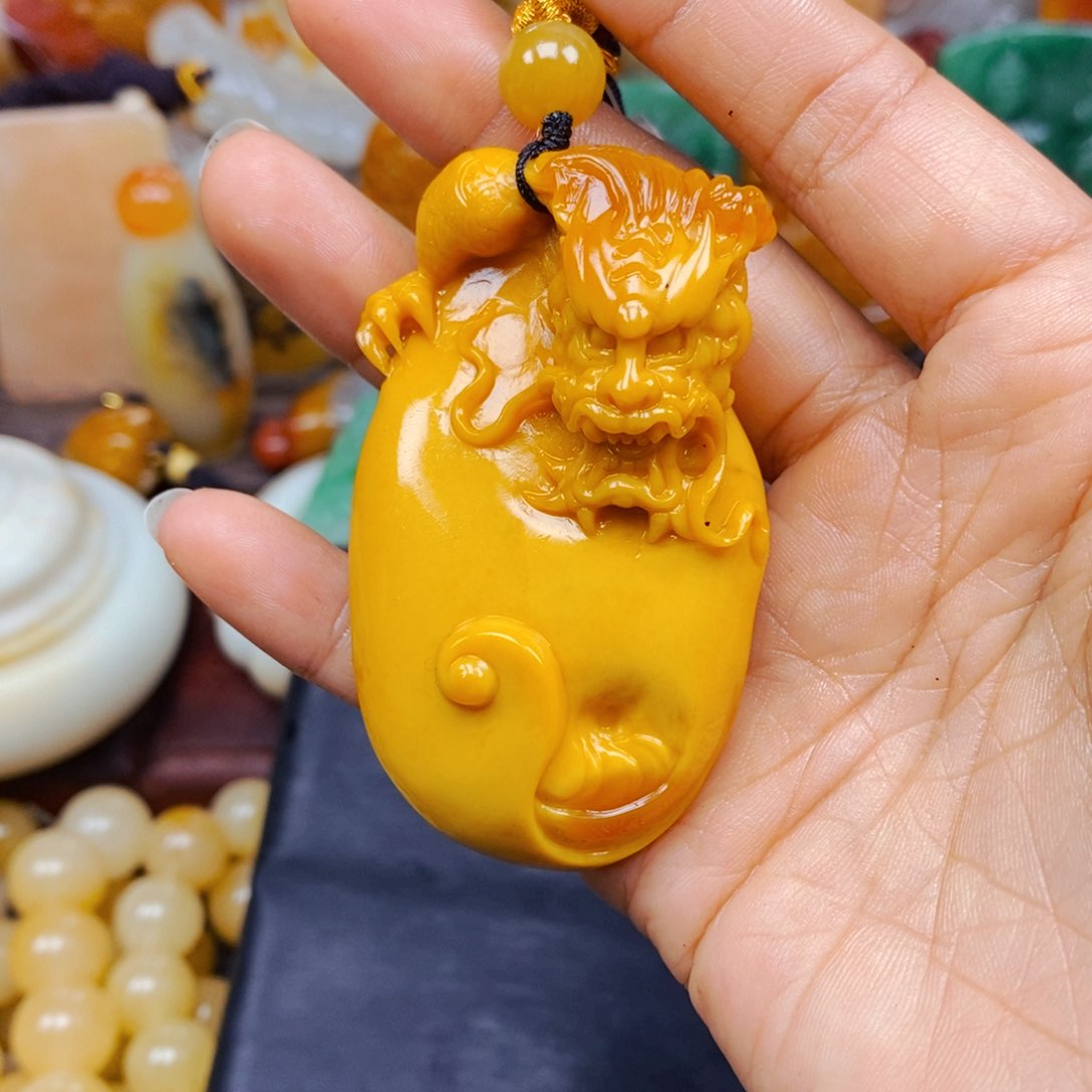 石英质玉（黄龙玉）颈饰未镶嵌