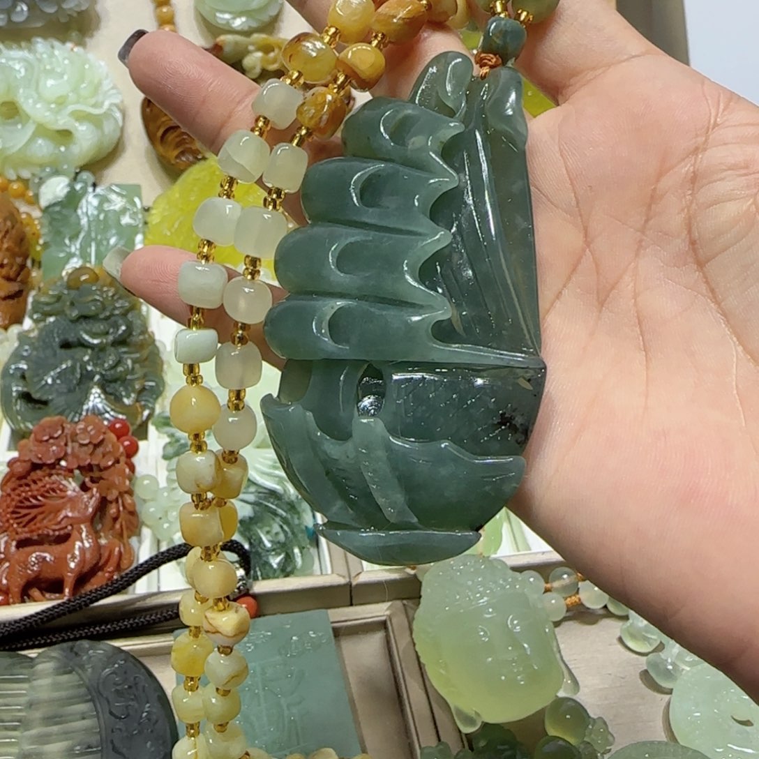 未镶嵌蛇纹石玉吊坠