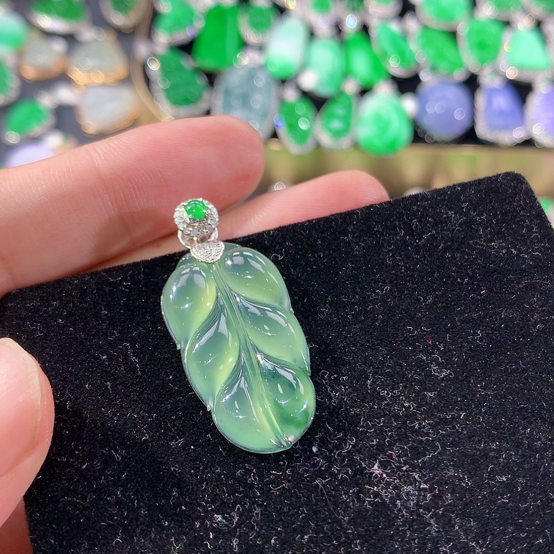 翡翠18K金镶嵌颈饰