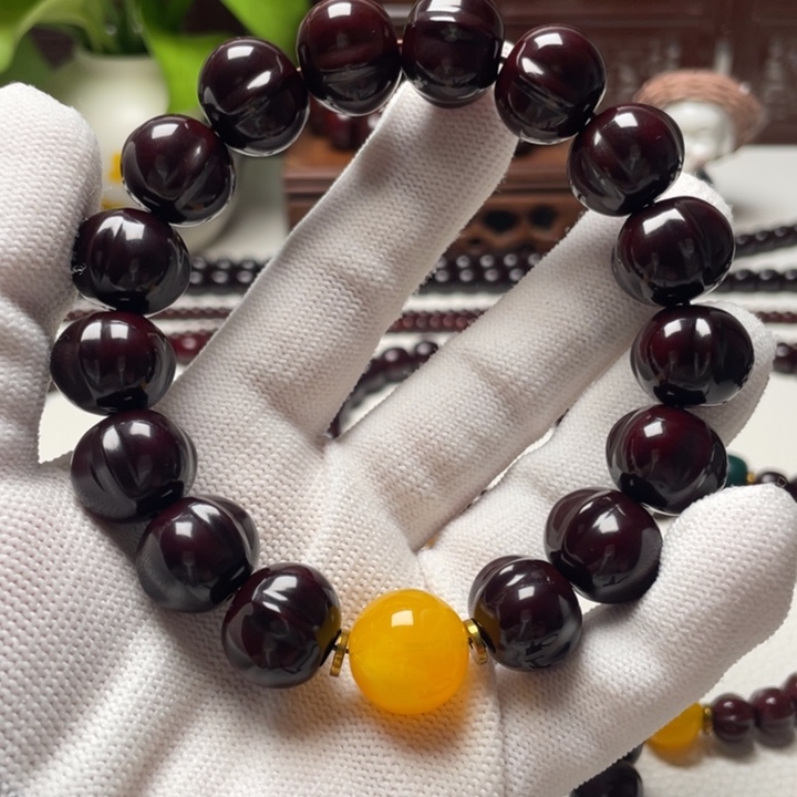 亮***哥吊坠猴头核桃猴头手串