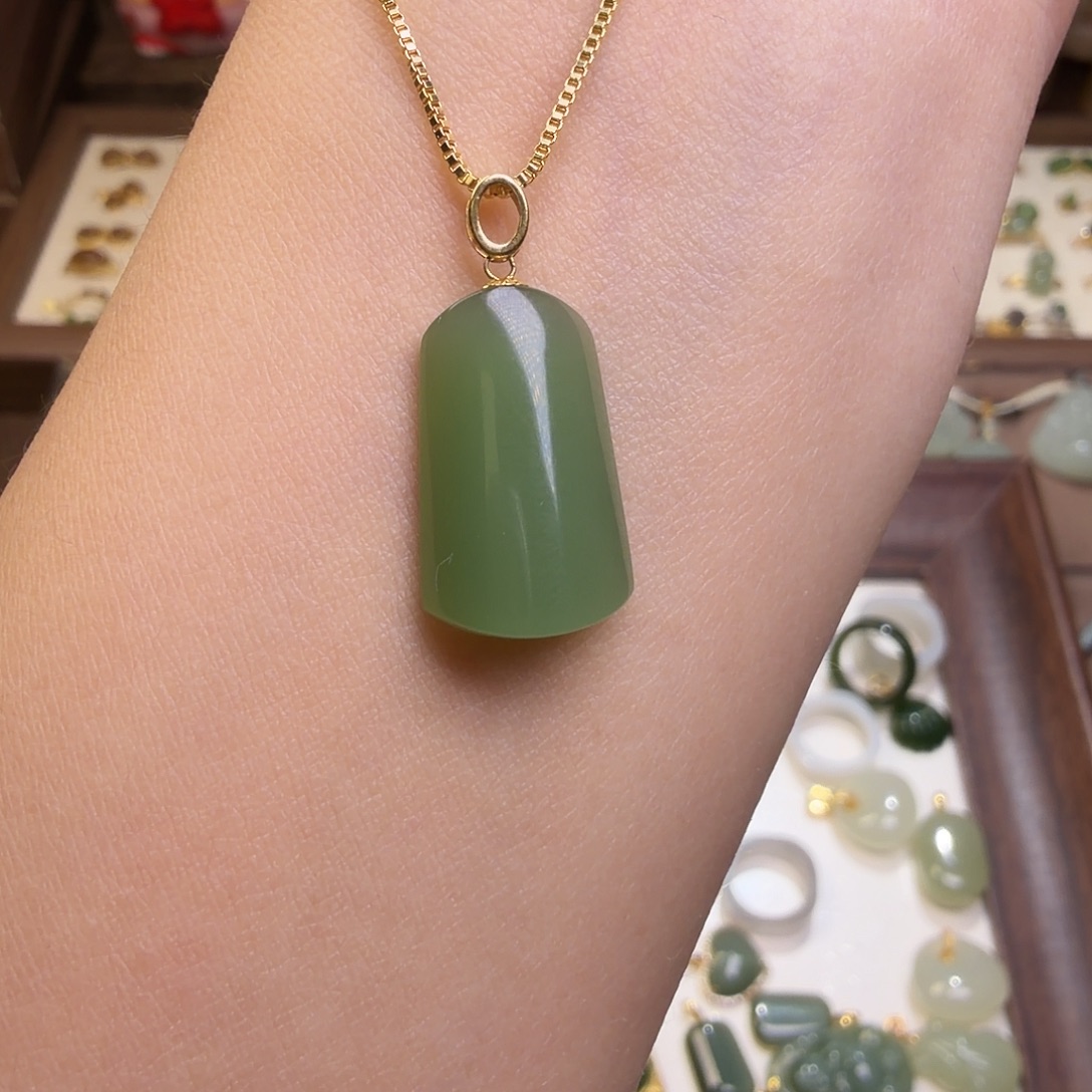 和田玉18K金镶嵌颈饰