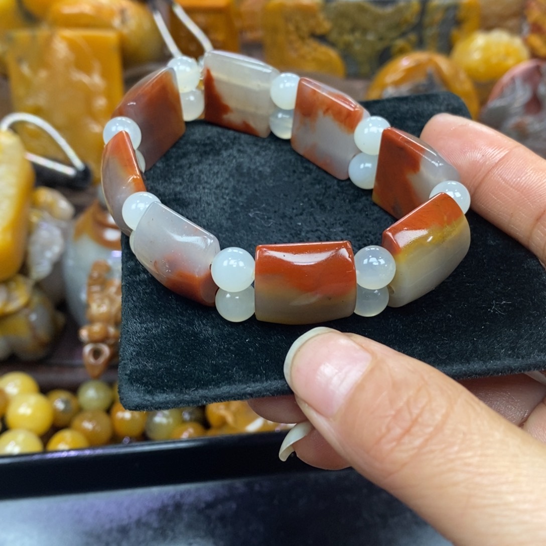 未镶嵌石英质玉（黄龙玉）颈饰