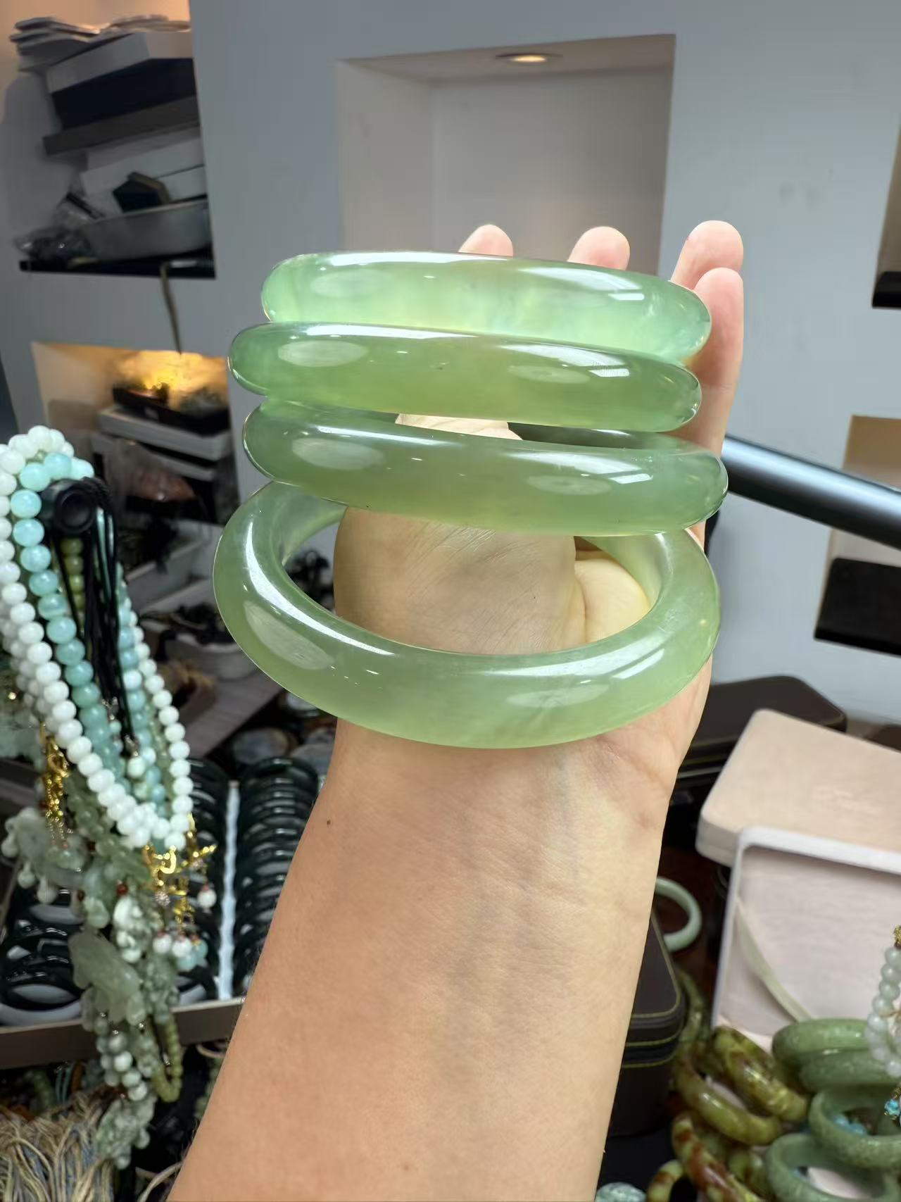 岫玉上品精美葡萄肉手镯【随机发货其中一个】