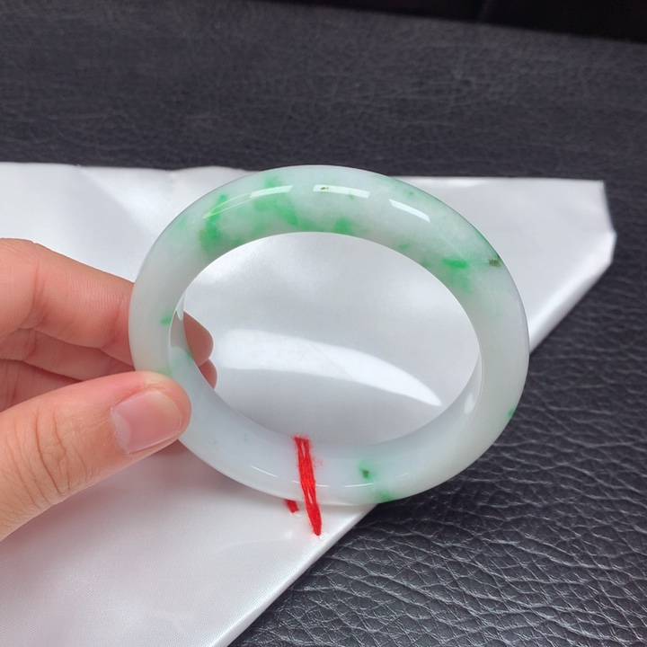 翡翠手镯未镶嵌。