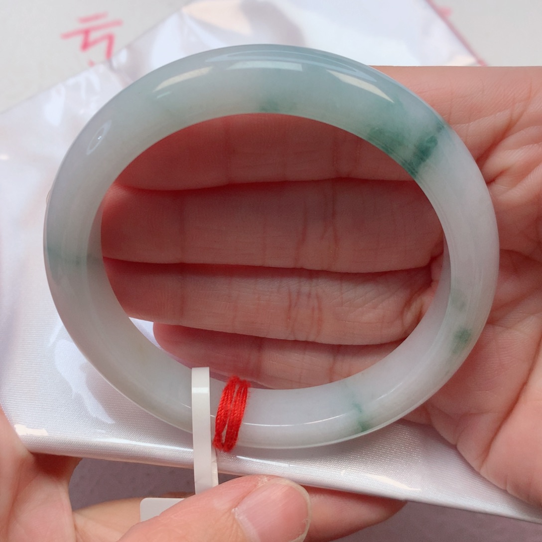 翡翠手镯未镶嵌57.4圈 白底飘绿花 高性价比