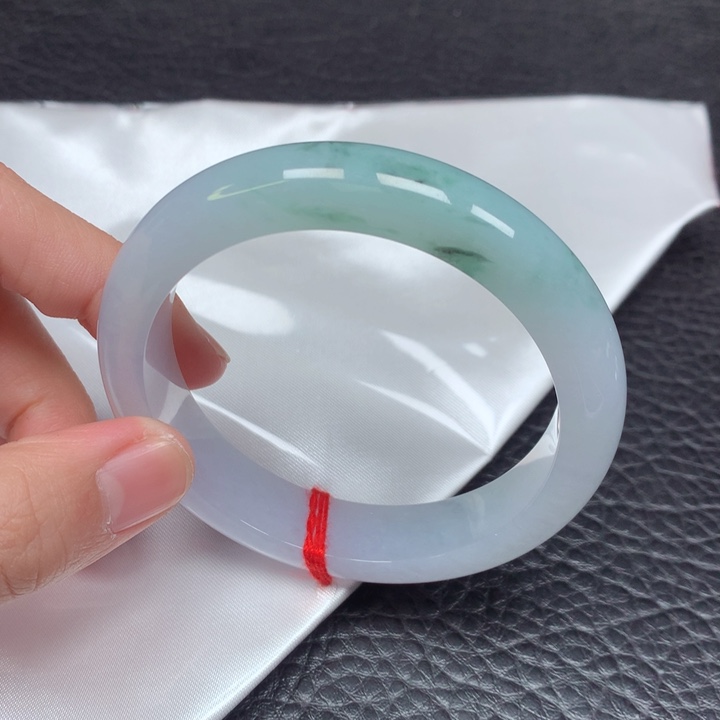 翡翠手镯未镶嵌。