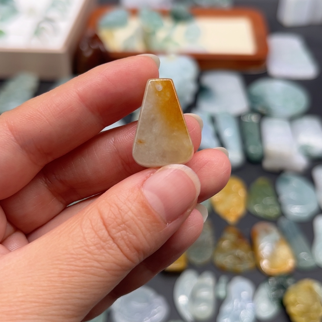 翡翠未镶嵌颈饰无事牌