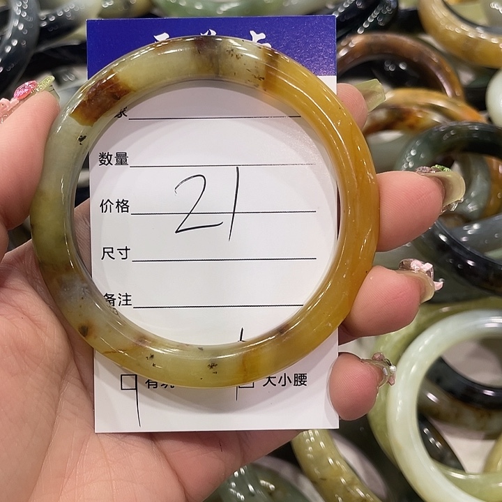 桔***.未镶嵌手镯透闪石质玉