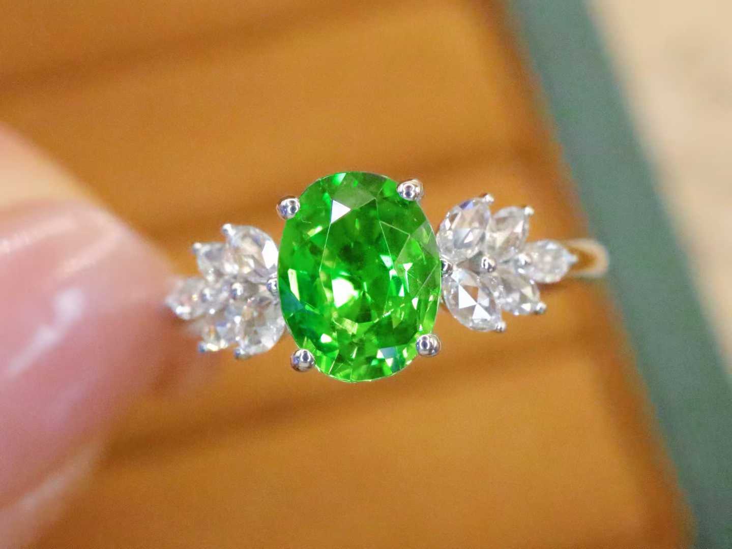 18K白金天然无烧沙佛莱戒指简约时尚气质款主石1.02ct-WJ