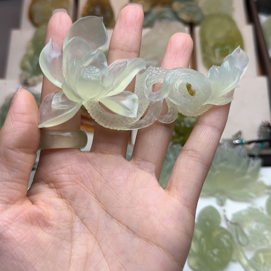 蛇纹石玉颈饰未镶嵌姐****?