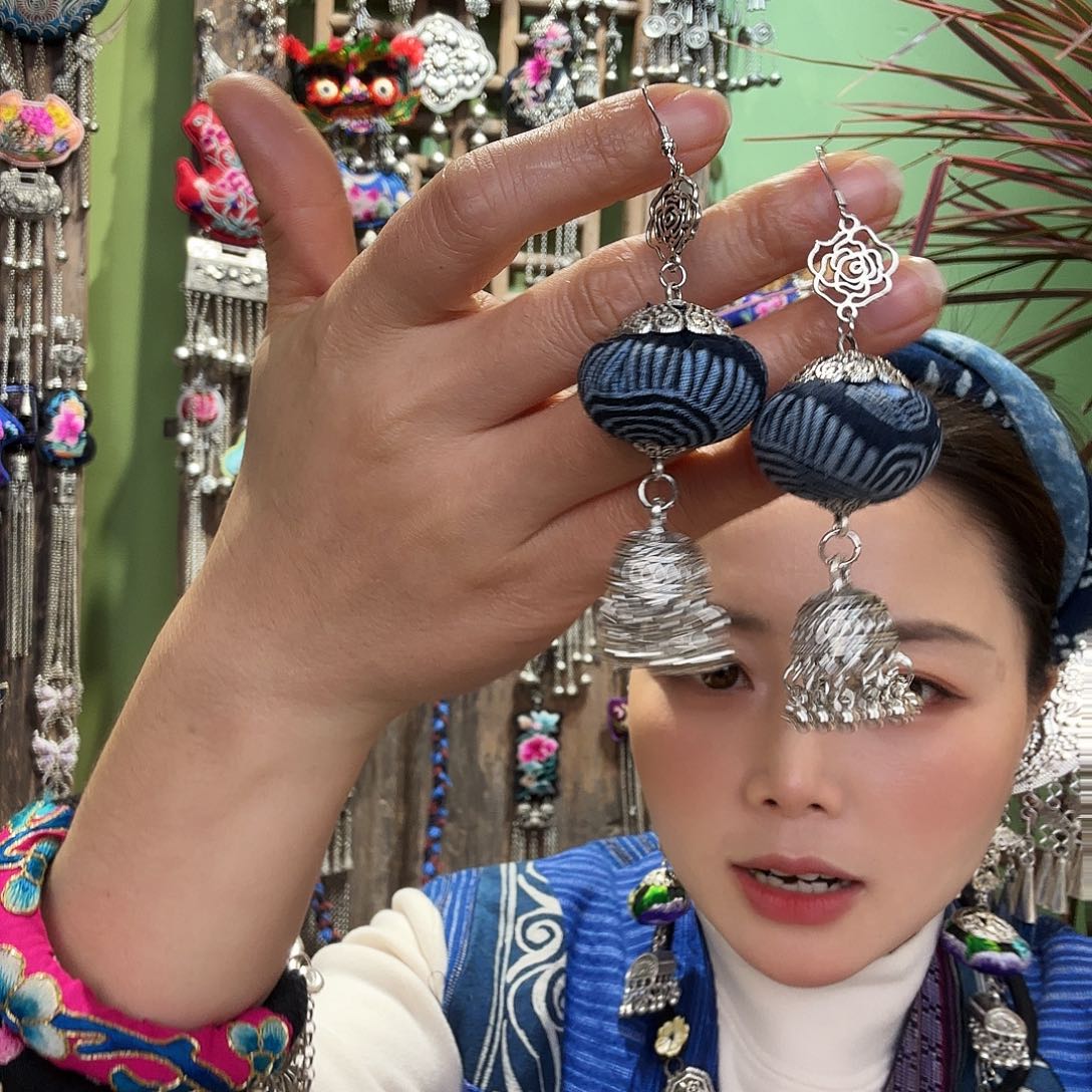 刺绣耳环。               