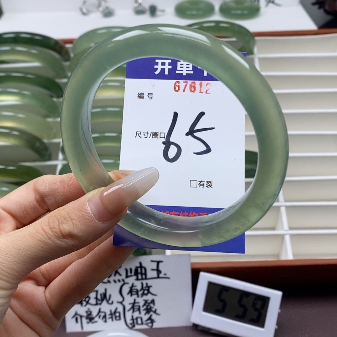 蛇纹石玉手镯未镶嵌