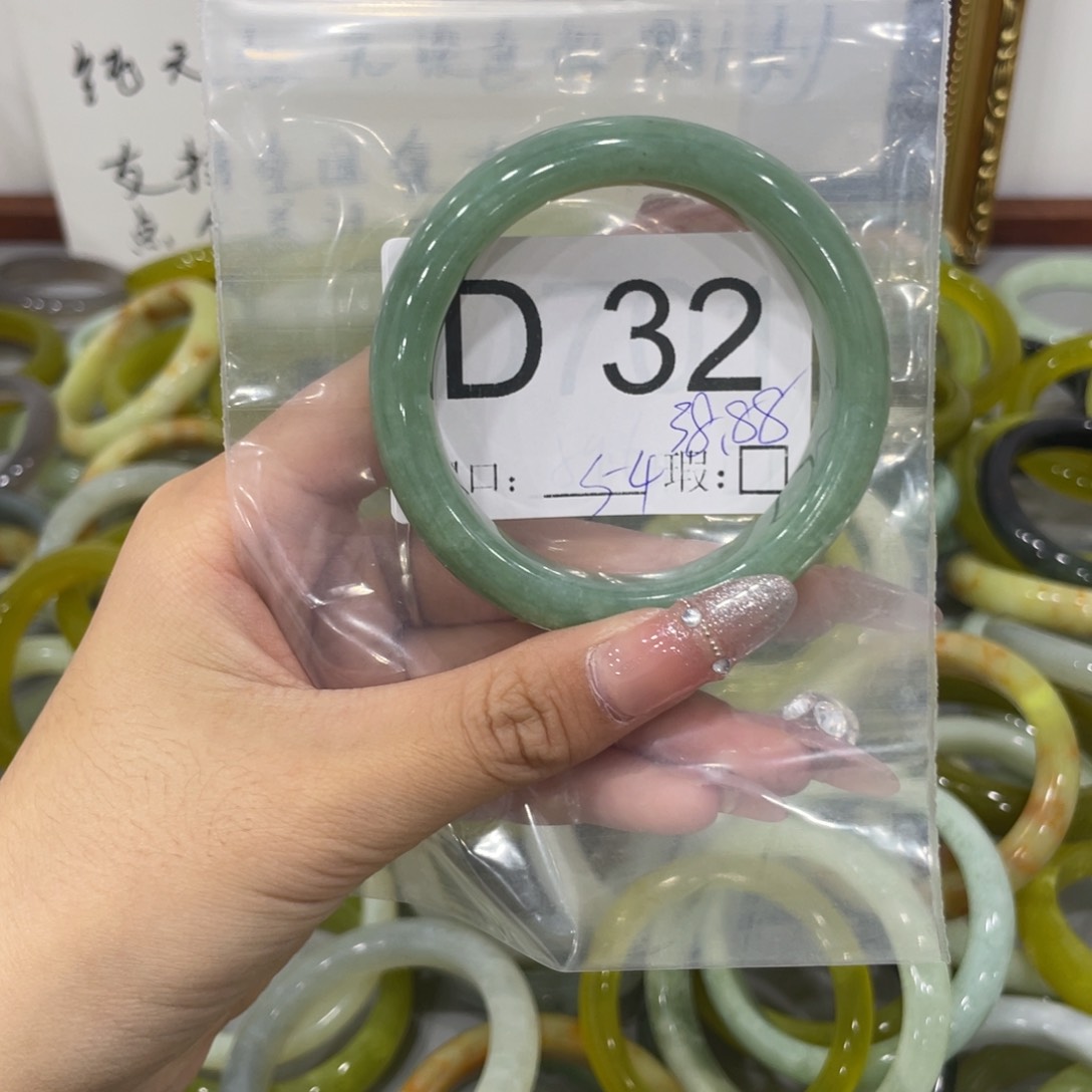 未镶嵌蛇纹石玉颈饰我****甜