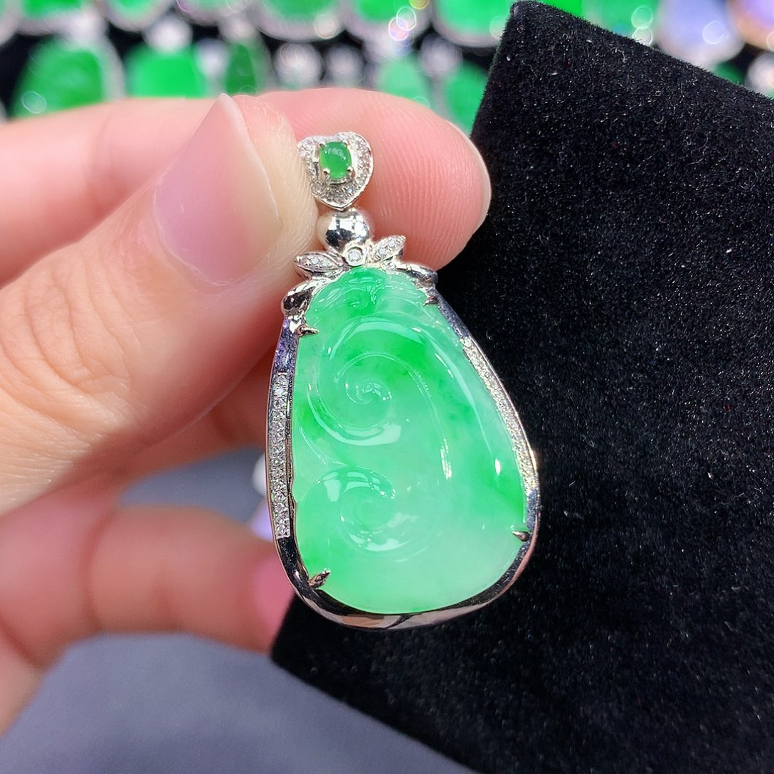 翡翠18K金镶嵌颈饰