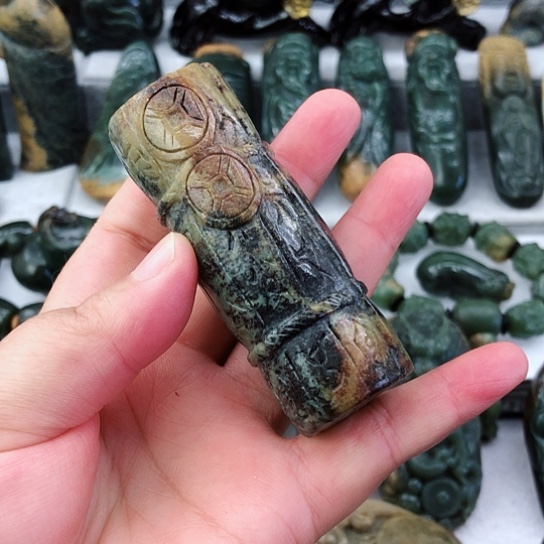 未镶嵌岫岩河磨玉（透闪石质玉）把件