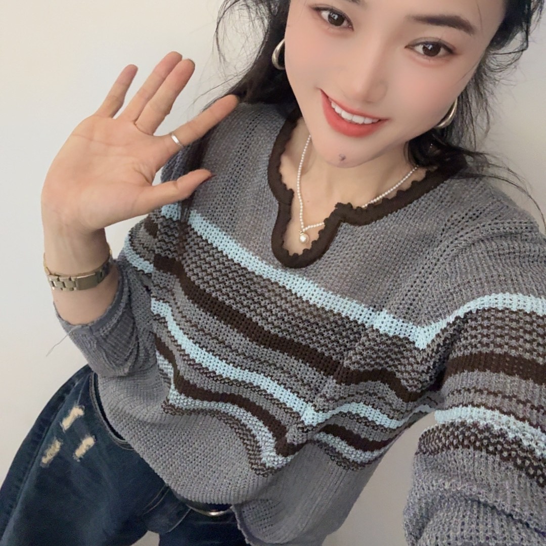 红衣俏家条纹v领毛衣