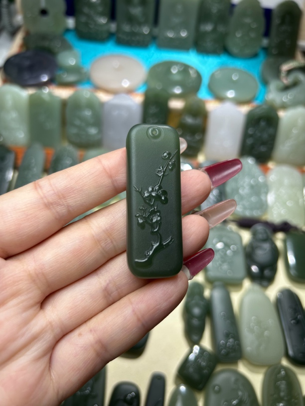 天然和田玉老坑青海料湖水绿梅花牌时尚精美雕刻