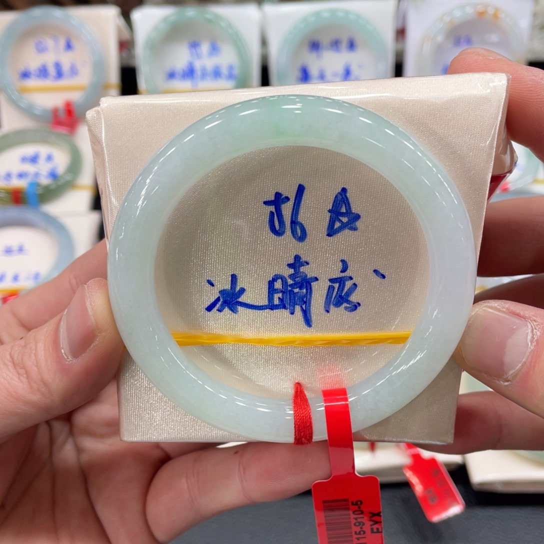 翡翠手镯未镶嵌翡翠