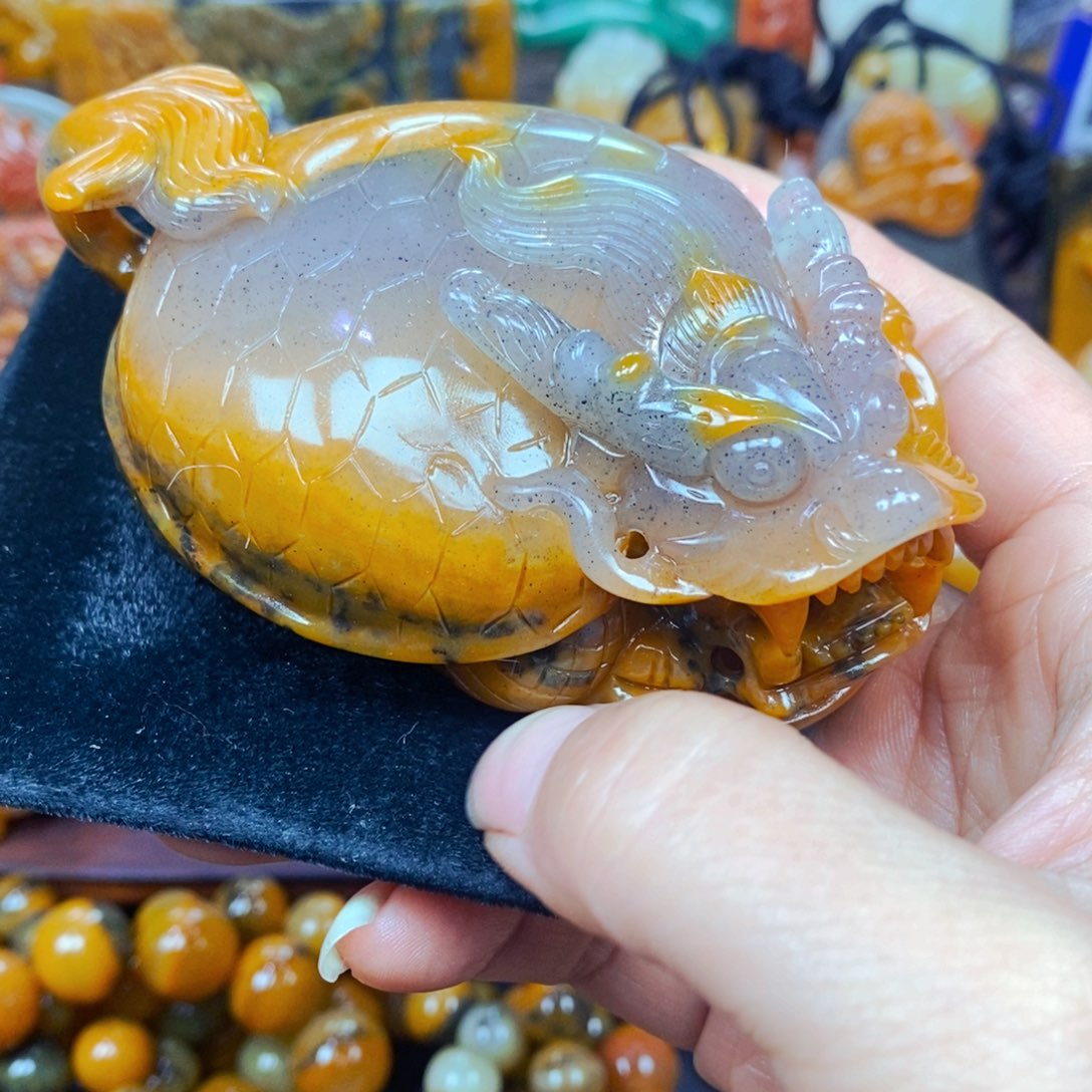 未镶嵌石英质玉（黄龙玉）颈饰