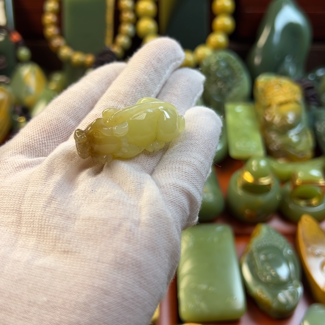 岫岩老玉（透闪石质玉）颈饰未镶嵌