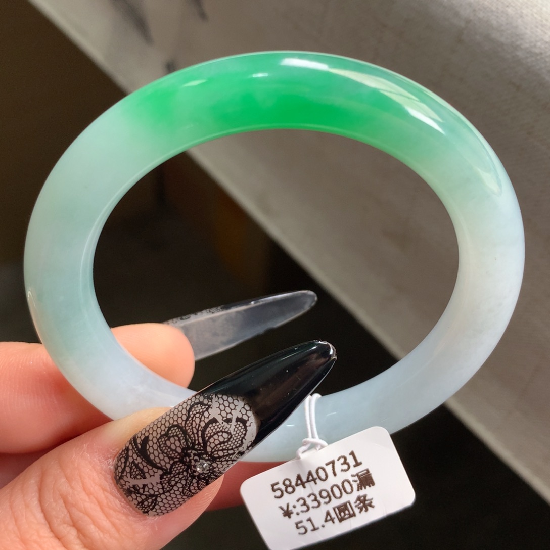 翡翠手镯未镶嵌白底青圆条