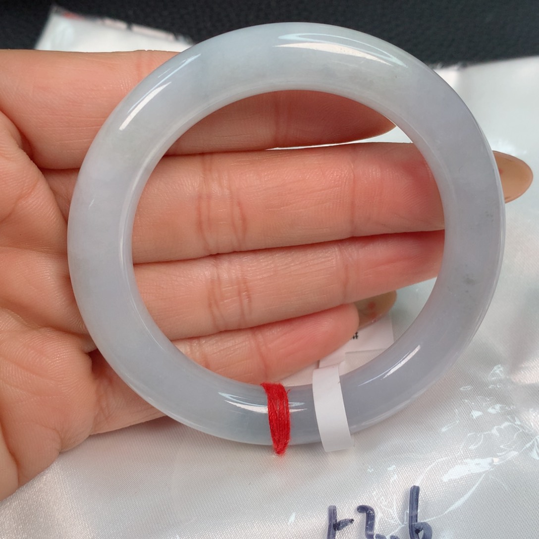 翡翠手镯未镶嵌…………