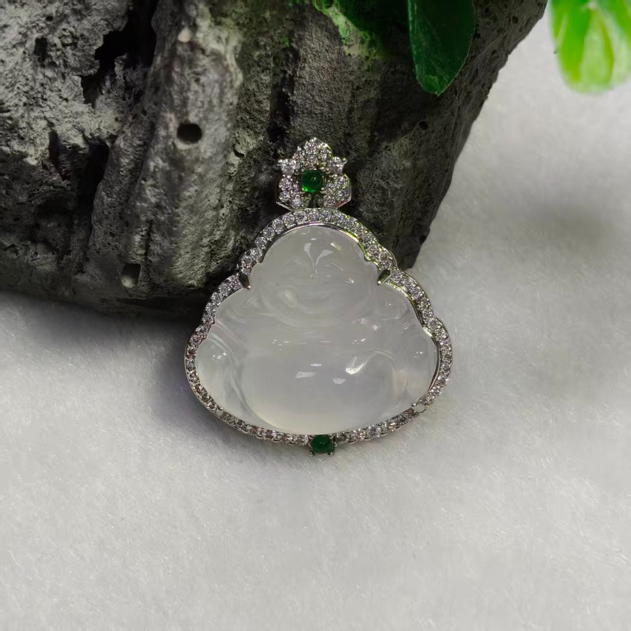 Q典藏品 白佛公吊坠时尚美观大气美轮美奂尽显魅力