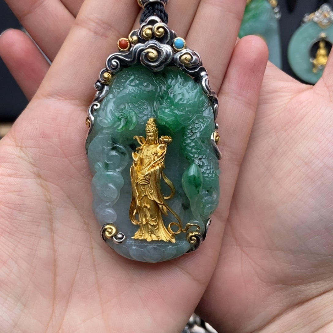 颈饰银S925镶嵌翡翠一****?