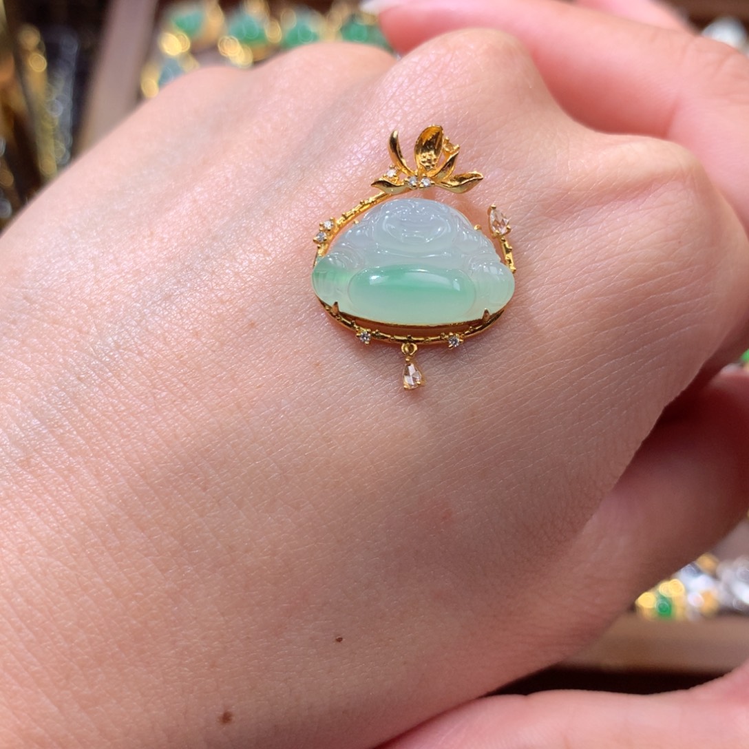 翡翠18K金镶嵌颈饰翡翠