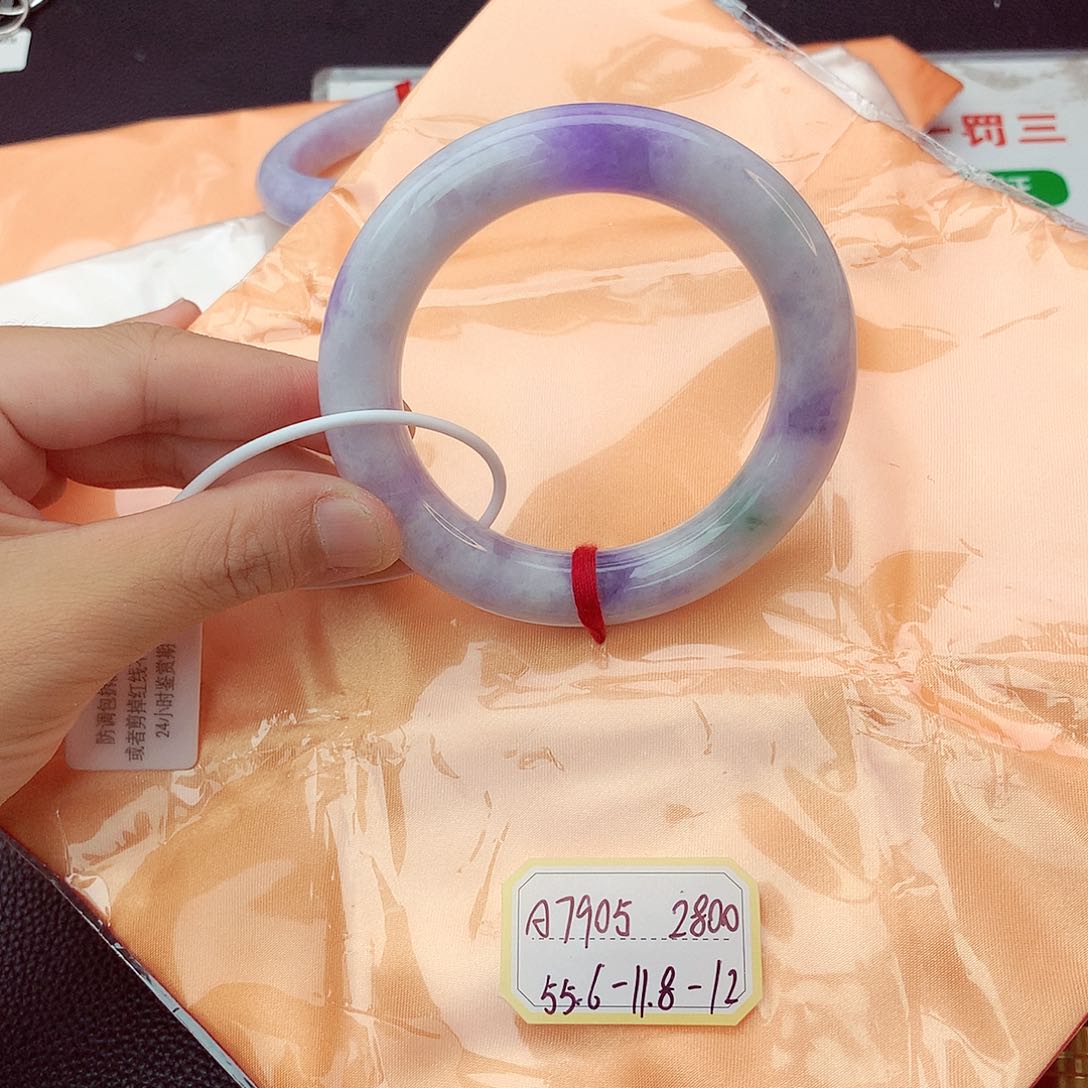 翡翠手镯未镶嵌翡翠