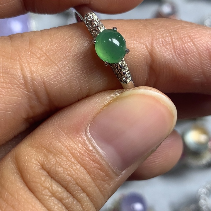 翡翠未镶嵌戒指银托镶嵌，可直接佩戴