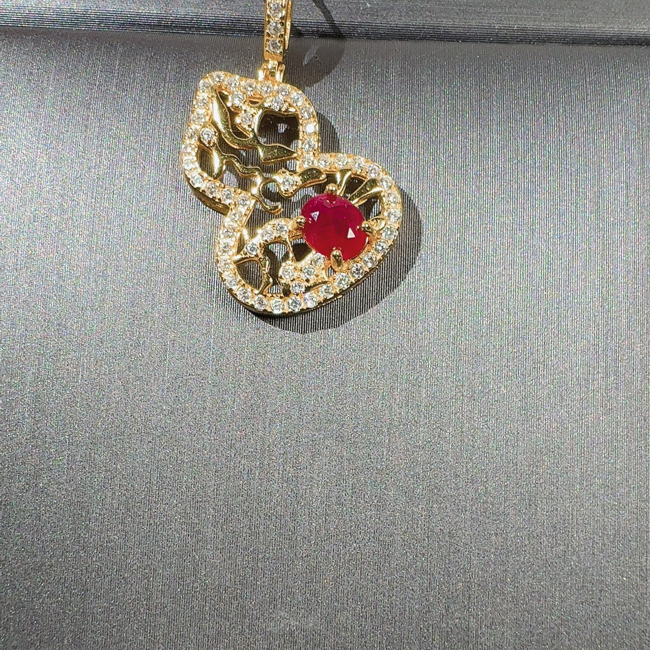 世纪珠宝S925银镀金天然红宝石葫芦款吊坠 颜色超级好
