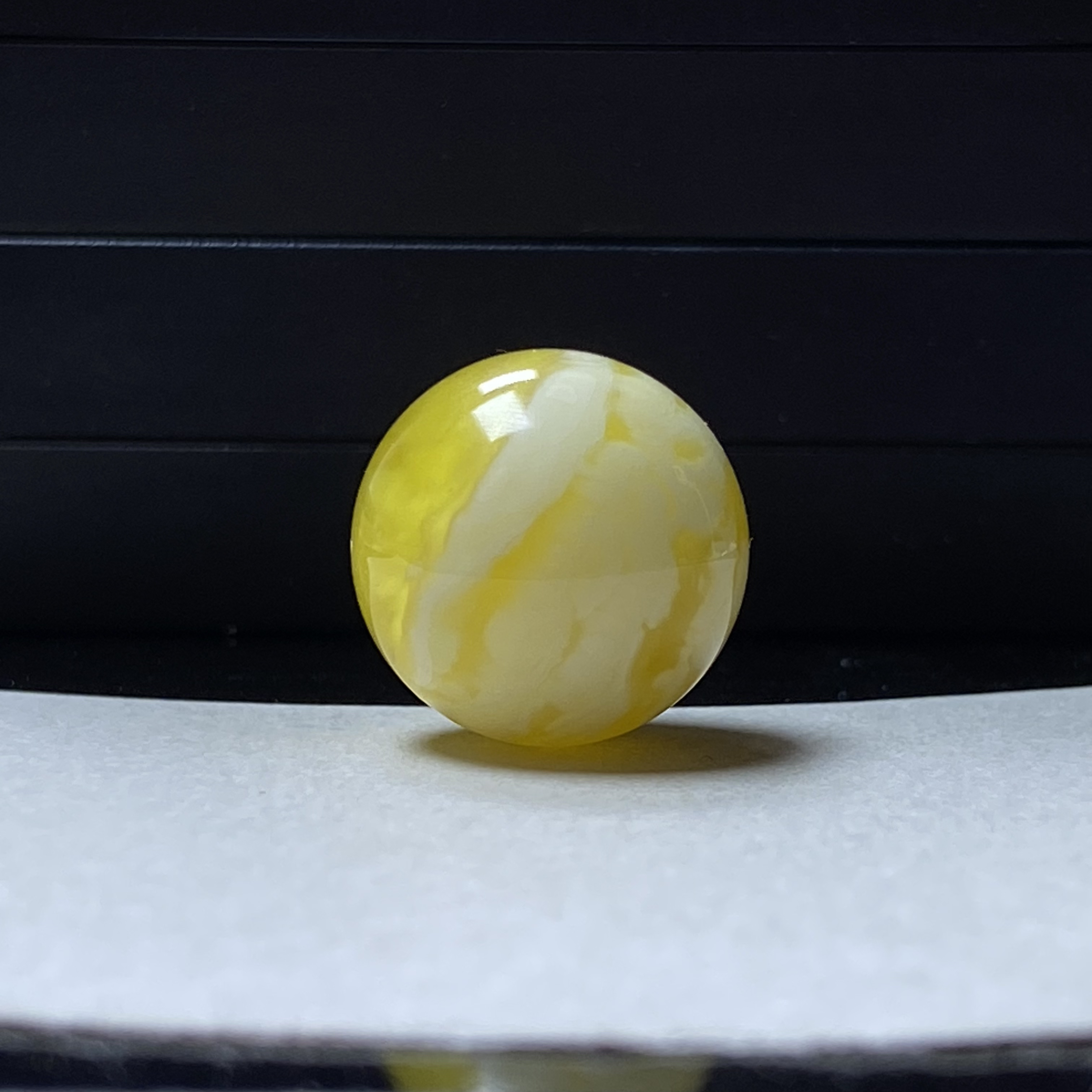 琥珀蜜蜡金瓷白溶洞虎皮高品圆珠单珠配饰16.4mm有几个针尖粉尘