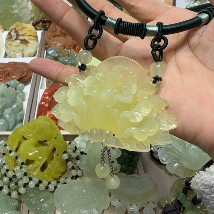 蛇纹石玉吊坠未镶嵌